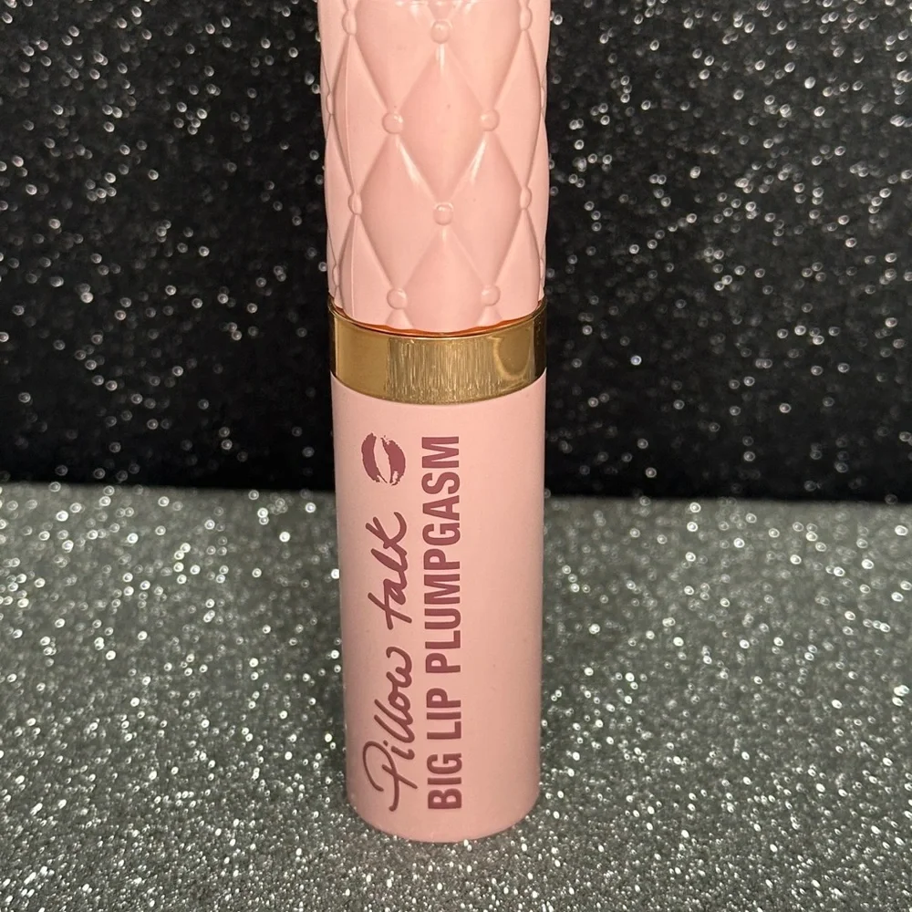 Charlotte Tilbury Plumpgasm Gloss- Pillow talk light medium